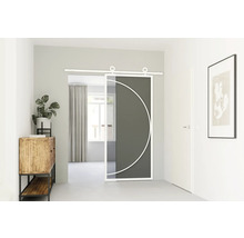 Interiér s prosklenými posuvnými dveřmi a bílým rámem s kruhovým vzorem