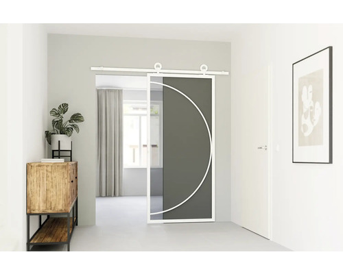 Interiér s prosklenými posuvnými dveřmi a bílým rámem s kruhovým vzorem