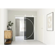 Interiér s prosklenými posuvnými dveřmi a geometrickým designem