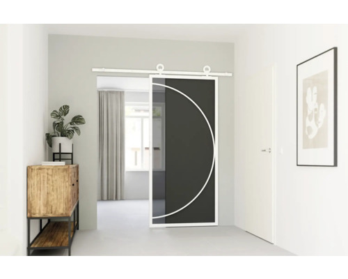 Interiér s prosklenými posuvnými dveřmi a geometrickým designem