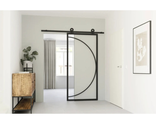 Chodba s posuvnými dveřmi ze skla a kovu s geometrickým vzorem