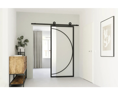 Chodba s posuvnými skleněnými dveřmi a černým kovovým rámem, komoda s rostlinou a zarámovaným obrazem