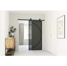 Interiér chodby se skleněnými kovovými posuvnými dveřmi, dřevěnou skříňkou a pokojovou rostlinou.