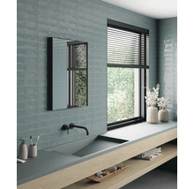 Světlá koupelna s umyvadlem, zrcadlem, oknem a obklady