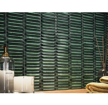 Dekorace stěn s obdélníkovými lesklými dlaždicemi v koupelně.