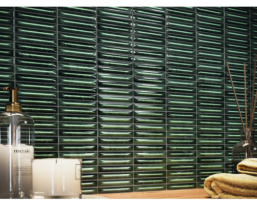 Dekorace stěn s obdélníkovými lesklými dlaždicemi v koupelně.