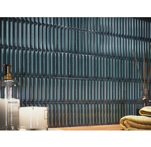 Obklad v koupelně se svíčkami a ručníky