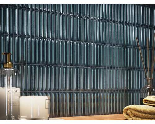 Obklad v koupelně se svíčkami a ručníky