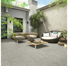 Terasa s podlahovými dlaždicemi, sedacím nábytkem a dekorativními prvky