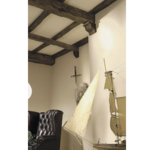 Interiérová fotografie obývacího pokoje s dřevěným trámovým stropem, mečem, štítem, modelem plachetnice a koženým křeslem