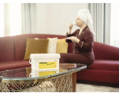 Kbelík barvy proti plísním Abamal na stole v obývacím pokoji