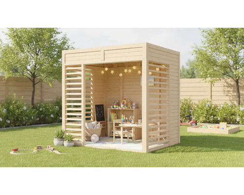 Světlý dětský herní domek ze dřeva s lamelovými stěnami na zahradě s hračkami a nábytkem