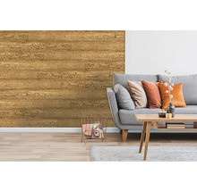 Obývací pokoj s tapetou se vzhledem dřeva, pohovkou a příručním stolkem.