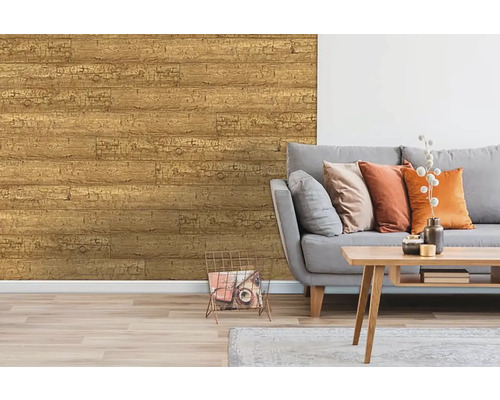 Obývací pokoj s tapetou se vzhledem dřeva, pohovkou a příručním stolkem.