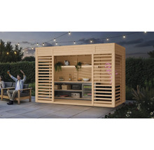 Venkovní fotografie zahradního baru ze dřeva s policemi, nápoji a chladicím boxem, obklopeného rostlinami a sedícími osobami