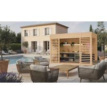 Scéna s dřevěnou zahradní kuchyní, křesly a stolem v zahradě u bazénu.