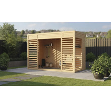 Dřevěný zahradní domek s cvičebním vybavením na zahradě