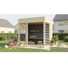 Dřevěný hrací domek s policemi, tabulí, zeleninou a pískovištěm na zahradě