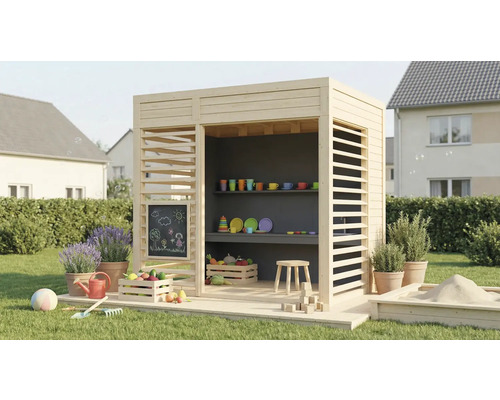 Dřevěný hrací domek s policemi, tabulí, zeleninou a pískovištěm na zahradě