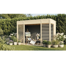 Dřevěný zahradní domek s rostlinami a malířským stojanem na trávníku