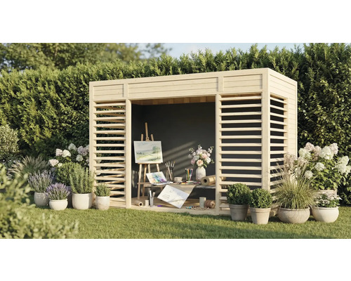 Dřevěný zahradní domek s rostlinami a malířským stojanem na trávníku