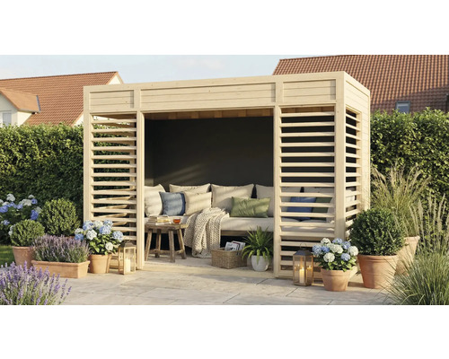 Dřevěný zahradní salonek s lamelovými stěnami, včetně polštářů a dekorace