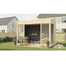 Dřevěný domeček na hraní s tabulí, hračkami a rostlinami na trávníku