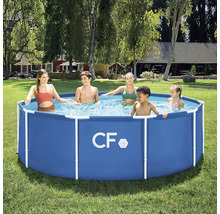 Scéna s rodinou bavící se v kulatém bazénu s ocelovým rámem na zahradě