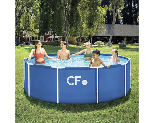 Scéna s rodinou bavící se v kulatém bazénu s ocelovým rámem na zahradě