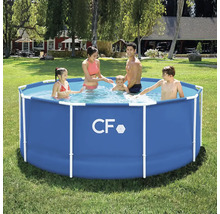 Rodina s rámovým bazénem na zahradě