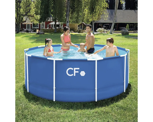 Rodina s rámovým bazénem na zahradě