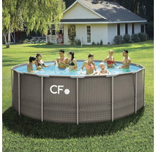 Kulatý bazén na zahradě s koupajícími se lidmi