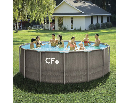 Kulatý bazén na zahradě s koupajícími se lidmi