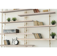 Regál s dřevěnými policemi, zavěšením na laně, knihami, rostlinami, rádiem a nástěnnými hodinami