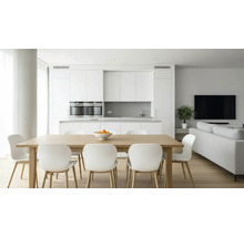 Světlý obývací pokoj s jídelním stolem, židlemi, kuchyňským koutem a pohovkou pro moderní bydlení