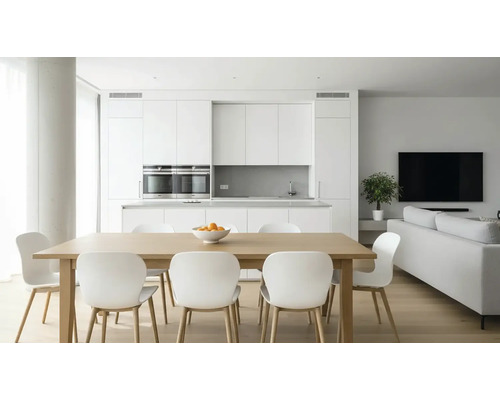 Světlý obývací pokoj s jídelním stolem, židlemi, kuchyňským koutem a pohovkou pro moderní bydlení