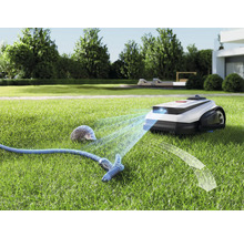 Robotická sekačka s detekcí překážek na trávníku s ježkem a zahradní hadicí