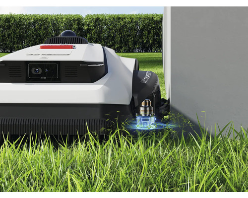 Robotická sekačka na trávu při údržbě trávníku na okraji