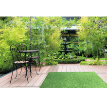 Zahradní scéna se sedací soupravou, fontánou a umělým trávníkem