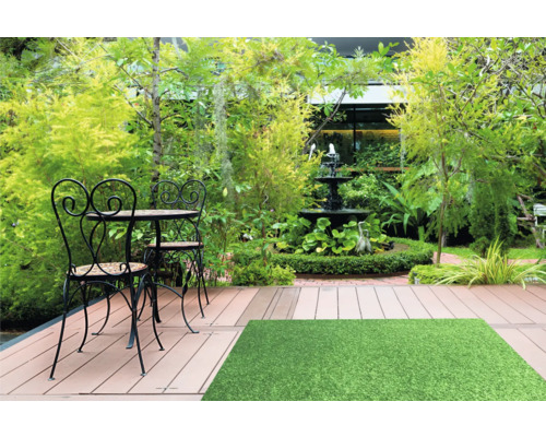 Zahrada se zahradním nábytkem, fontánou a umělým trávníkem