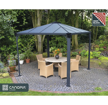 Altán s stolem a židlemi v zahradě