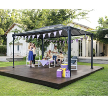 Zahradní scéna s altánem, párty dekoracemi a oslavujícími lidmi