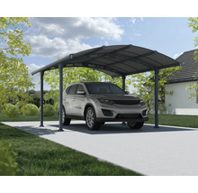 Automobil pod kovovým přístřeškem pro auto