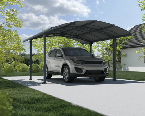 Automobil pod kovovým přístřeškem pro auto