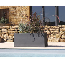 Obdélníkový květináč s výsadbou ve venkovním prostředí.