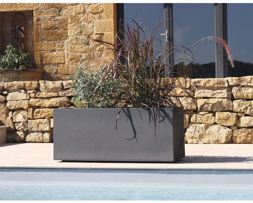 Obdélníkový květináč s výsadbou ve venkovním prostředí.
