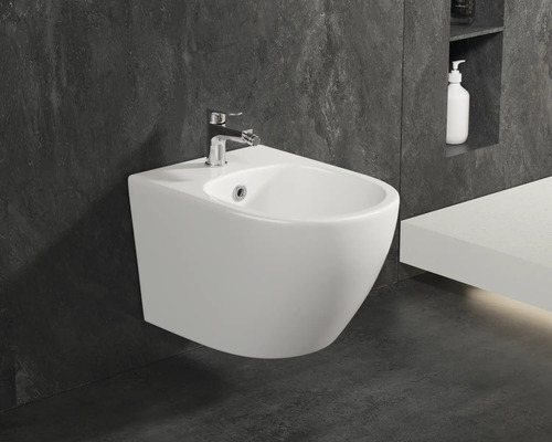 Závěsný bidet z keramiky s armaturou v koupelně