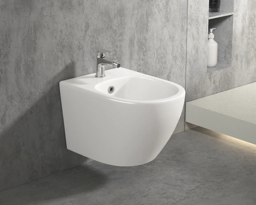 Závěsný bidet s vodovodní baterií v koupelně.