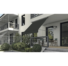 Pohled na budovu s vysunutou výsuvnou markýzou pro zastínění terasy