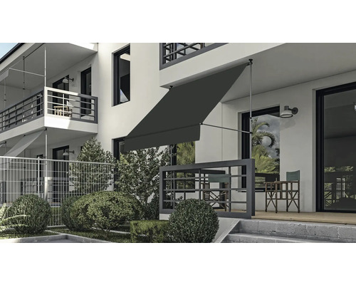 Pohled na budovu s vysunutou výsuvnou markýzou pro zastínění terasy